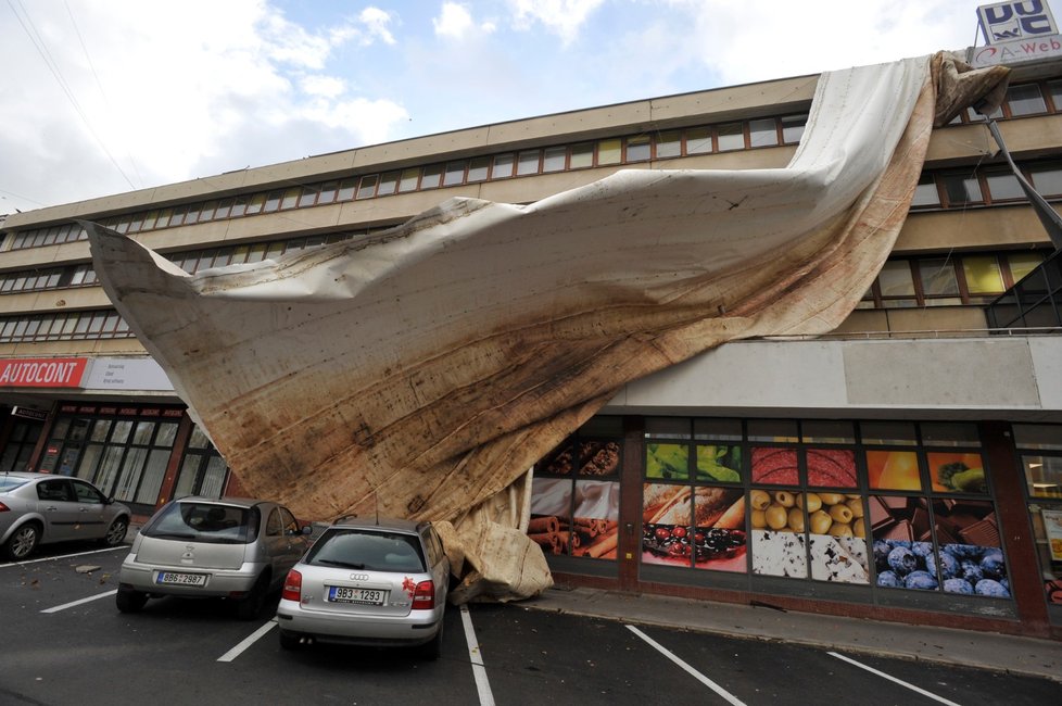 Vítr poškodil střechu budovy nad nákupním střediskem Billa v Kounicově ulici v Brně.