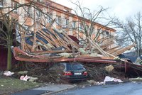 Do Česka se vrátí silný vítr. Po orkánu jsou tisíce lidí dál bez elektřiny