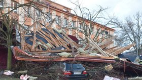 V Ostrově na Karlovarsku v neděli odnesl vítr část střechy třípatrového finančního úřadu