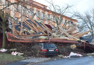 V Ostrově na Karlovarsku v neděli odnesl vítr část střechy třípatrového finančního úřadu