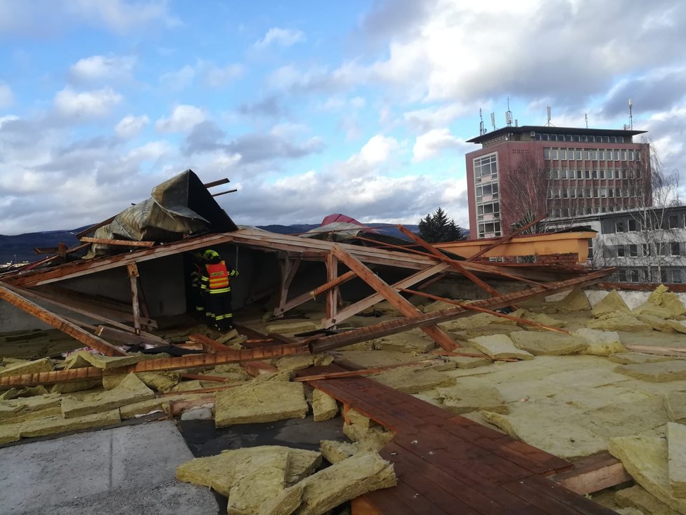 Silný vítr utrhl 10. března 2019 část střechy finančního úřadu v Ostrově na Karlovarsku, nikomu se při tom nic nestalo.