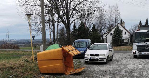 Na Ostravsku polámané stromy tarasily silnice, plechy padaly ze střech domů. (2. 2. 2023)
