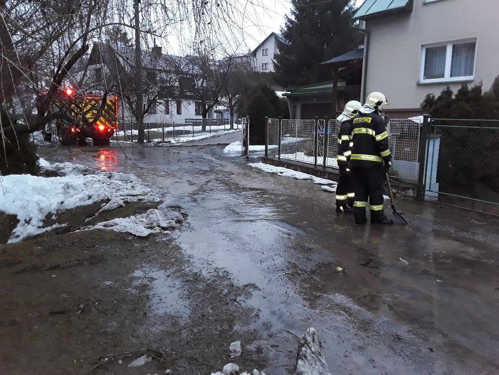 Na Českolipsku hasiči vyjížděli ke 2 desítkám popadaných stromů, i na Jablonecku převládají události se stromy (17. 2. 2022)