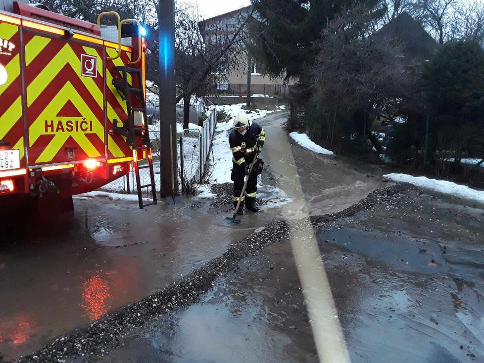 Na Českolipsku hasiči vyjížděli ke dvěma desítkám popadaných stromů, i na Jablonecku převládají události se stromy (17. 2. 2022).