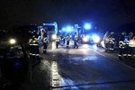 Fotografie z páteční nehody na dálnici D2. Na 5. kilometru ve směru na Bratislavu se srazilo pět aut. Dálnice byla zhruba hodinu uzavřená.
