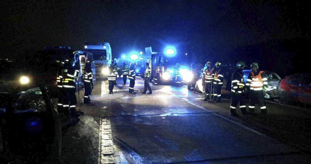Fotografie z páteční nehody na dálnici D2. Na 5. kilometru ve směru na Bratislavu se srazilo pět aut. Dálnice byla zhruba hodinu uzavřená.