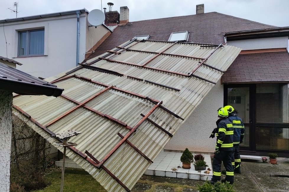 V Pardubicích vítr odmrštil kus střechy na vedlejší dům.