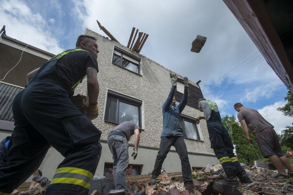 V Bohuslavicích na Náchodsku, která v pátek zasáhla větrná smršť, pokračuje odstraňování škod.