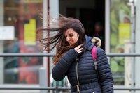 Vítr neustane ani v nadcházejícím týdnu, do Prahy přinese i vydatné deště