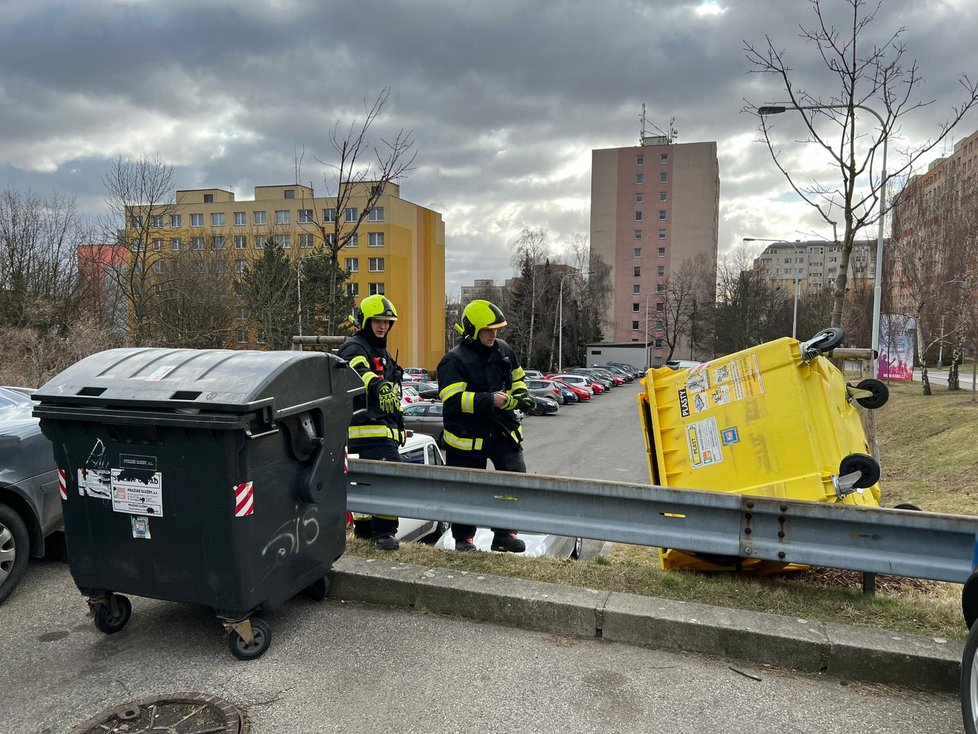 Vítr komplikoval život Pražanům, zasahovat museli i hasači