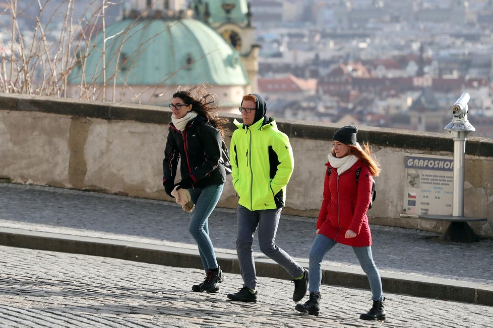 Vítr komplikoval život Pražanům, zasahovat museli i hasači