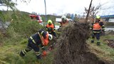 Řádění vichru: Tisíce Čechů bez proudu, zastavené vlaky, orkán na Sněžce