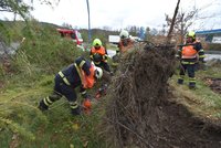 Řádění vichru: Tisíce Čechů bez proudu, zastavené vlaky, orkán na Sněžce