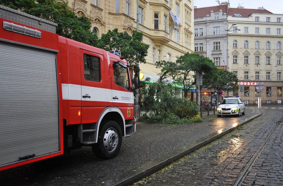Strossmayerovo náměstí v Praze, kde strom spadl na elektrické vedení.