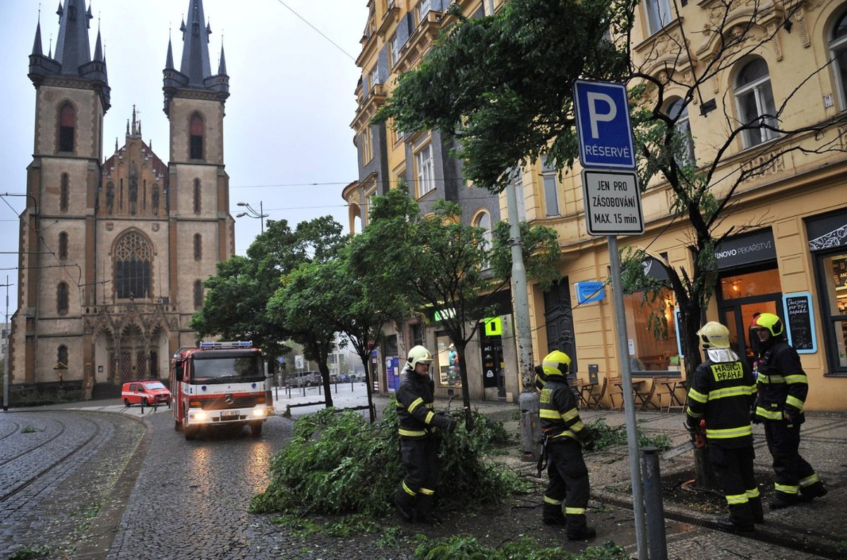 Strossmayerovo náměstí v Praze, kde strom spadl na elektrické vedení.