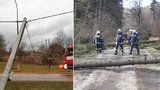 Lidé bez proudu, zničené střechy i problémy s dopravou: Vítr ochromil Česko