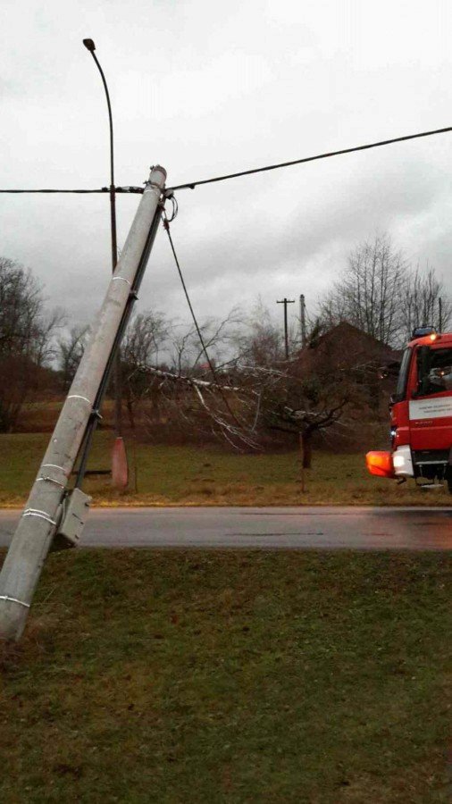 Víkendový vítr kosil vše, co mu stálo v cestě - hasiči museli zachraňovat paraglidistu ze stromu.