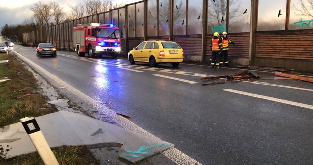 Vítr poškodil protihlukovou stěnu na Českobrodské. Ta je podle Aktu.cz úplně shnilá.