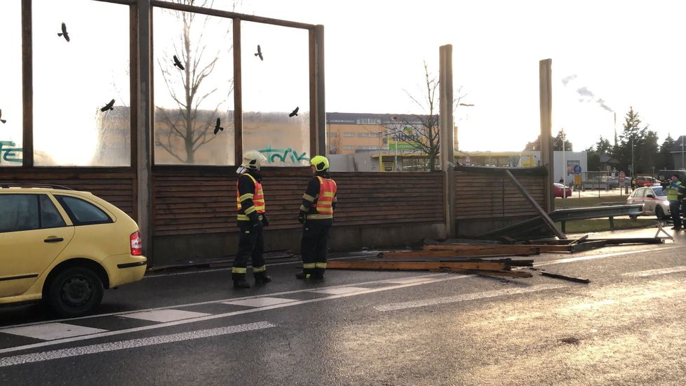 Vítr poškodil protihlukovou stěnu na Českobrodské. Ta je podle Aktu.cz úplně shnilá.