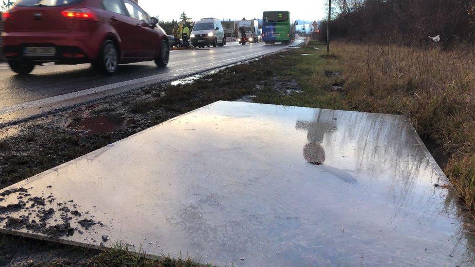 Vítr poškodil protihlukovou stěnu na Českobrodské. Ta je podle Aktu.cz úplně shnilá.