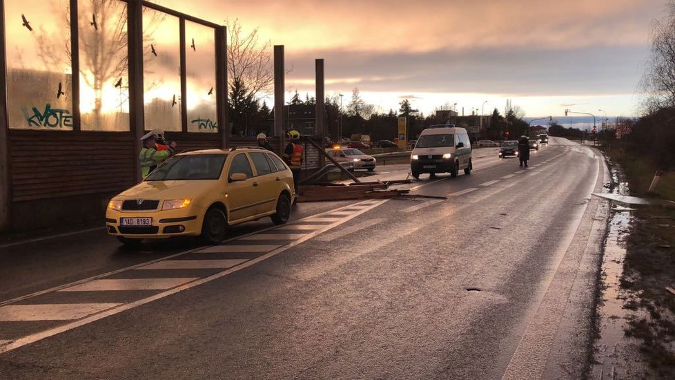 Vítr poškodil protihlukovou stěnu na Českobrodské. Ta je podle Aktu.cz úplně shnilá.