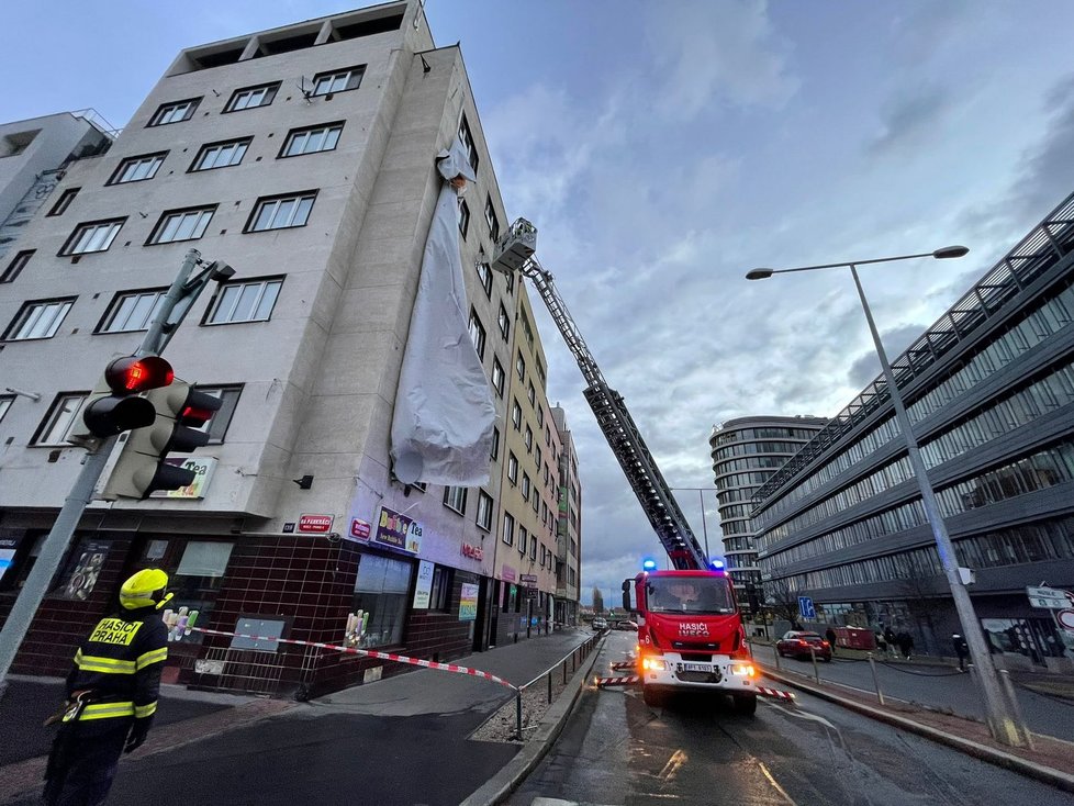 Situace v Praze: Silný vítr v Česku přes noc napáchal mnoho škod, na místech od brzkého rána zasahují hasiči