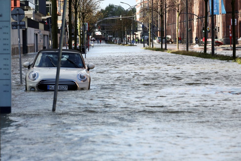 Orkán způsobil v sousedním Německu záplavy v ulicích Hamburku, především v blízkosti Labe.