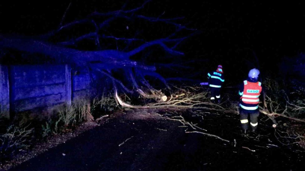 Rušnou noc mají za sebou hasiči z Pardubického kraje.