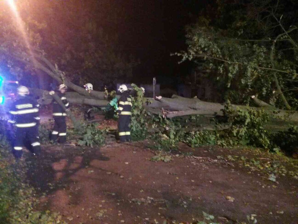 Rušnou noc mají za sebou hasiči z Pardubického kraje.