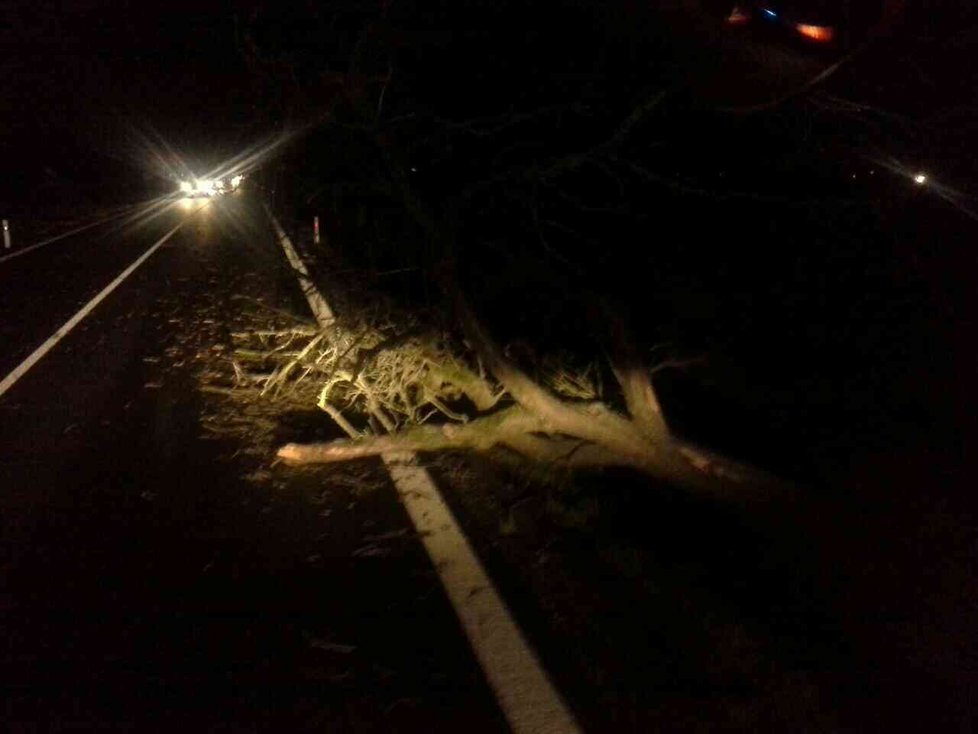 Rušnou noc mají za sebou hasiči z Pardubického kraje.