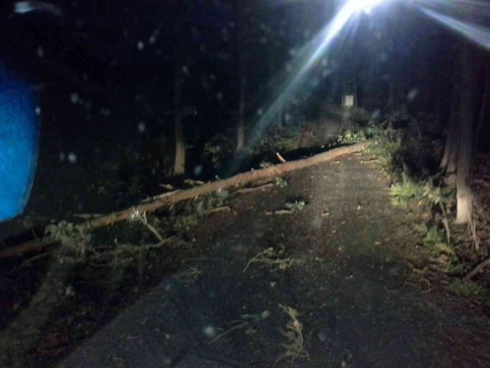 Rušnou noc mají za sebou hasiči z Pardubického kraje.