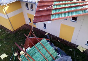 Silný vítr utrhl část střechy Domova pro seniory Anavita v Šanově na Znojemsku