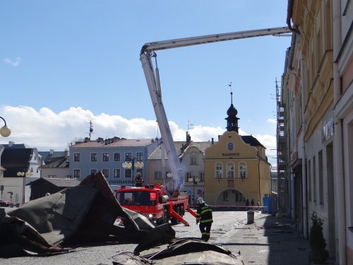 Hasiči museli rozebrat spadlou střechu