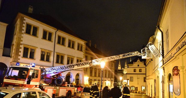 Na Národní třídě vítr utrhl kus střechy, který spadl na auta