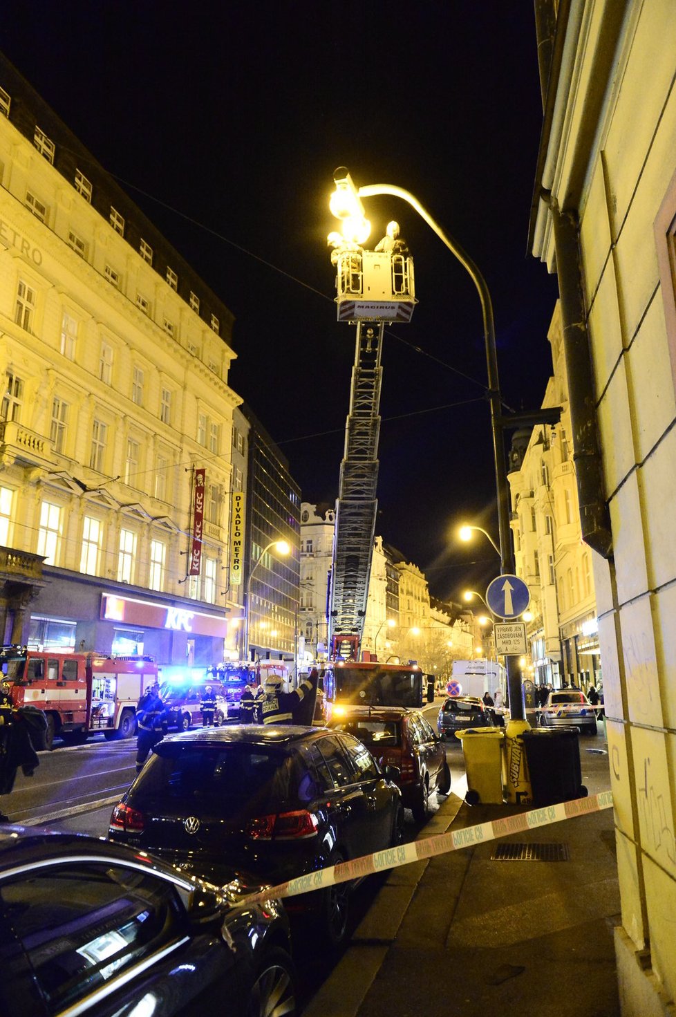 Pozůstatky střechy museli odstranit hasiči