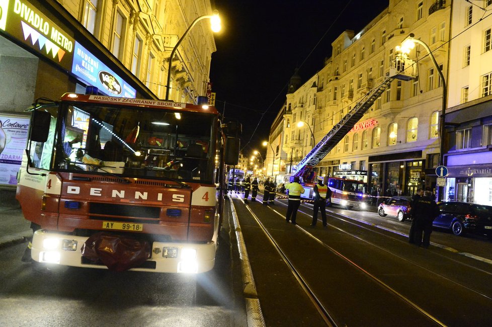 Hasiči hlásí desítky výjezdů a nezdá se, že by vichřice končila.