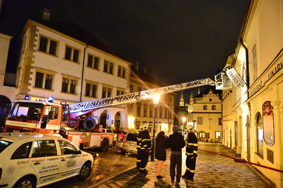 Na Národní třídě vítr utrhl kus střechy, který spadl na auta