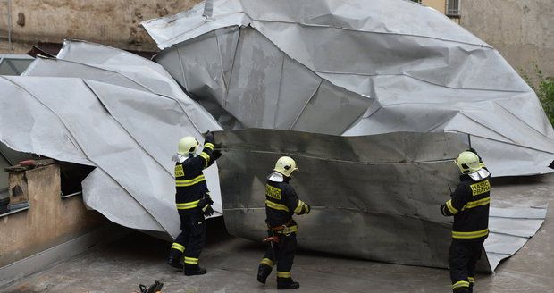 Vichřice způsobila kalamitu. Stovky domácností jsou odříznuté od elektřiny