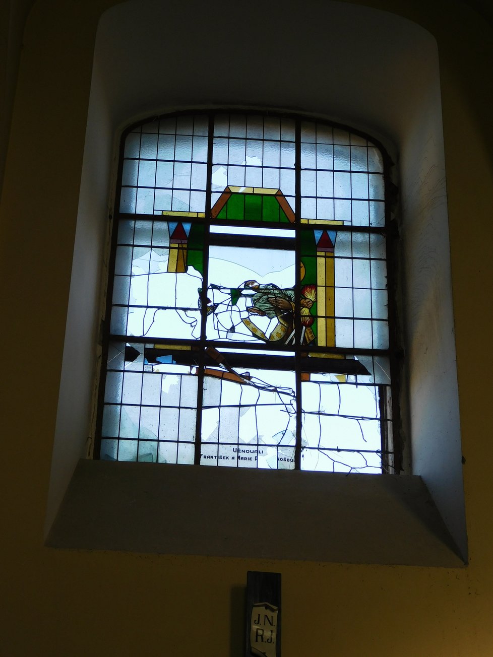 Poničené vitráže v kostele sv. Jakuba Staršího v Moravské Nové Vsi