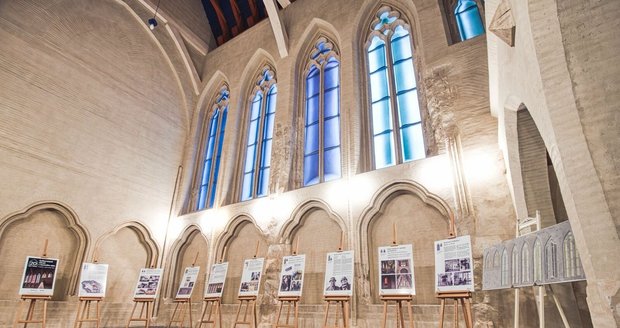 Výstava na Špilberku: Krása vitráží v Královské kapli bere dech