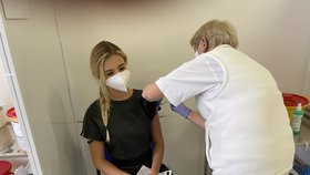 Vakcinace u Babišů: Vivien po sporu o protilátky zašla na očkování, premiér má třetí dávku