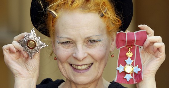 Zemřela módní návrhářka Vivienne Westwoodová. Královně propíchla ústa špendlíkem a oživila korzety