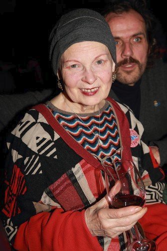 Vivienne Westwood bývá označována za &#34;punkovou dámu&#34;. Její přehlídky jsou vždy plné barev a kombinací zvláštních tvarů. Svými modely upozorňuje na některé politické problémy a bojuje za životní prostředí.