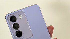 Novinka vivo V40 SE ve fialové barvě v eko kůži