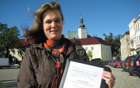 Simona s certifikátem, který ji jako sedmou v Česku opravňuje vykonávat povolání průvodce pro pozůstalé.