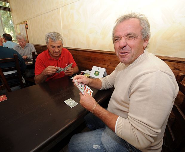 "Mám špatné karty," jakoby říkal Ladislav Vízek. "Mám špatné karty," jakoby říkal Ladislav Vízek.
