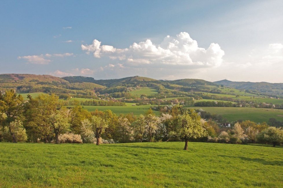 Hned u Luhačovic začínají kopce Vizovické vrchoviny.