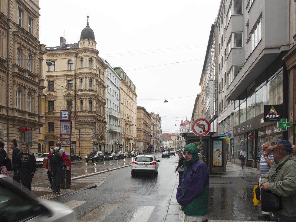 Jednotlivé části Revoluční ulice v porovnání před a po rekonstrukci.