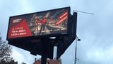 Nelegální billboard stojí v Libni už více než rok! Firma slíbila odstranění do konce března