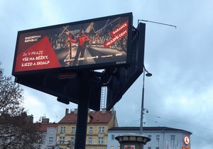 Nelegální billboard před nádražím v Libni